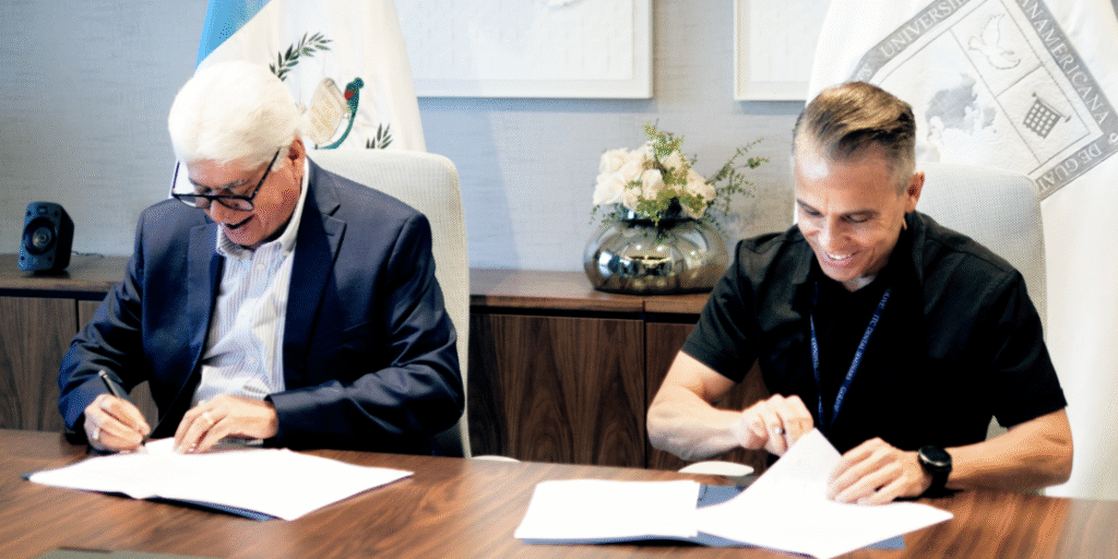 Head doctor and dean of university are signing partnership agreement